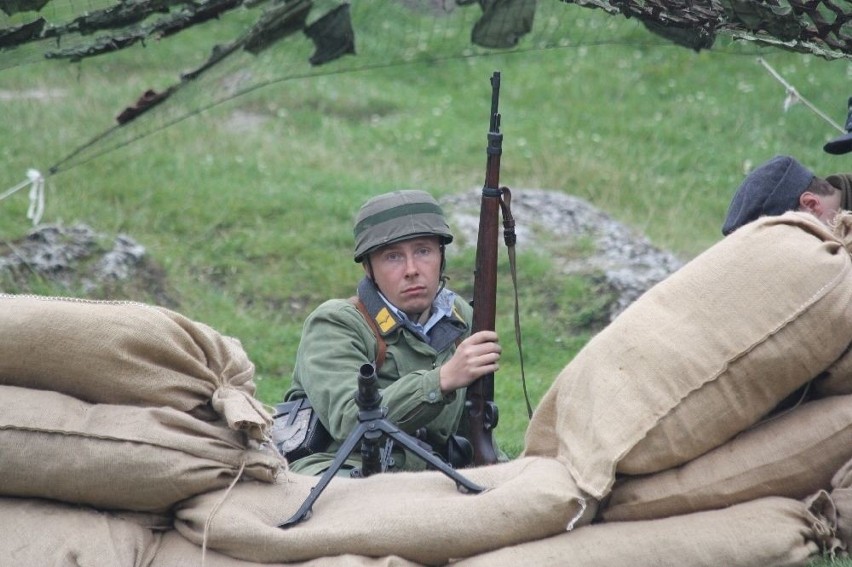 Zamek Ogrodzieniecki w Podzamczu przyciągnął fanów militariów [ZDJĘCIA i VIDEO]