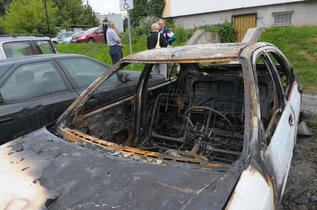 Podpalone samochody były wczoraj głównym tematem rozmów przerażonych mieszkańców ul. Tymiankowej