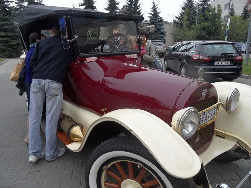 Buick Touring z 1918 na prąd przyjechał do Jaworzna [ZOBACZ]