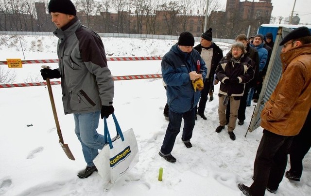 Mostostal przejął inny plac budowy we Wrocławiu. Przy pl. Wolności ma postawić Narodowe Forum Muzyki. Miejsce, gdzie wyrosną sale widowiskowe, oznaczono palikami. - Zagospodarowanie placu budowy potrwa ok. miesiąca - powiedział Andrzej Kamler, przedstawiciel inżyniera kontraktu. Prace w ziemi ruszą, gdy stopnieje śnieg. Forum ma być gotowe w czerwcu 2011 roku. 