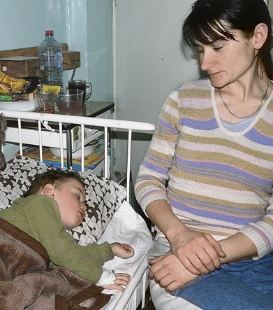Dwuletni Patryk, syn Marzeny Lasek z Bolimowa, trafił do szpitala z zapaleniem płuc