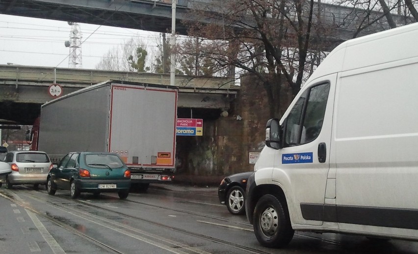 Wrocław: Tir blokował jeden pas przy wiadukcie kolejowym na Grabiszyńskiej (ZDJĘCIA)