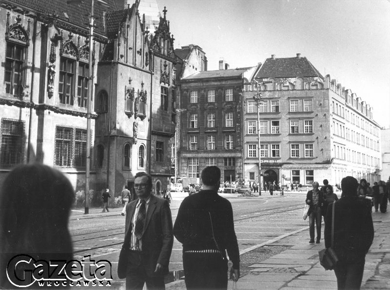 ROK 1983. RYNEK, FRAGMENT RATUSZA.