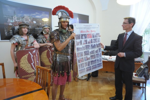Rzymscy legioniści ze Stowarzyszenia Legion X odwiedzili we wtorek Sławomira Hinca, zastępcę  prezydenta Poznania