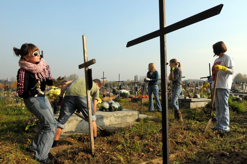 Lublin: Wolontariusze sprzątali groby bezdomnych (ZDJĘCIA)