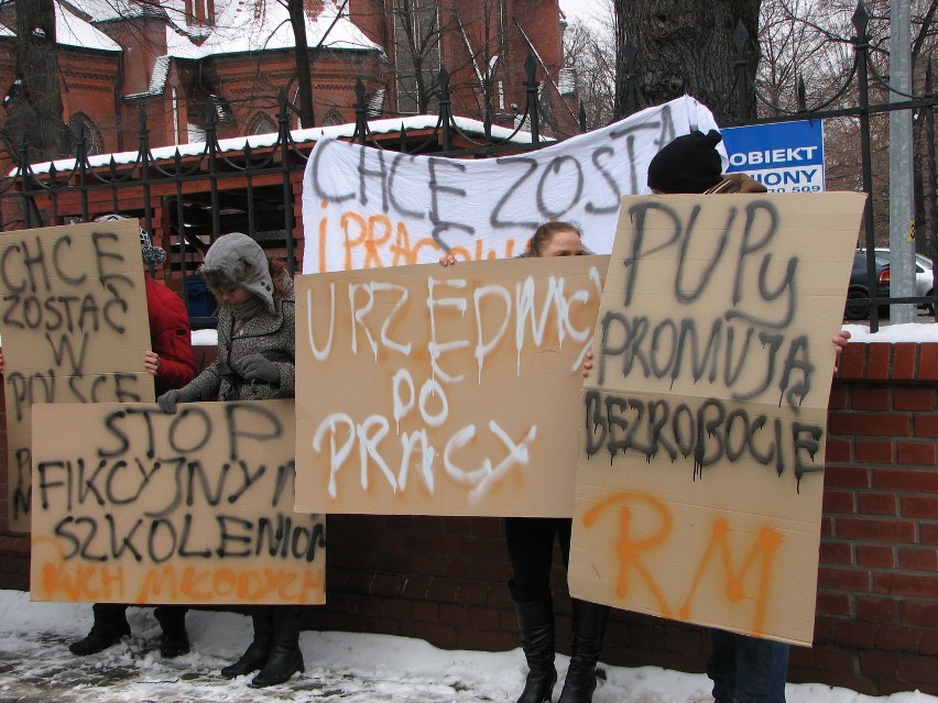 Protest pod PUP we Wrocławiu. Młodzi chcą pracy zamiast kursów i szkoleń