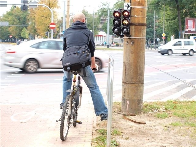 Nowy przejazd rowerowy: Zielone światło, a samochody jadą prosto na cyklistę (LISTY, ZDJĘCIA, FILM)
