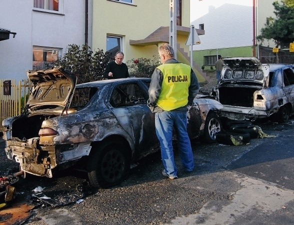 Alfy romeo  zaparkowane na ul. Bucewicza zostały zniszczone