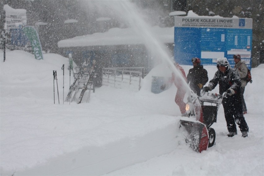 Zakopane pod śniegiem. Ślisko na drogach [FOTO]