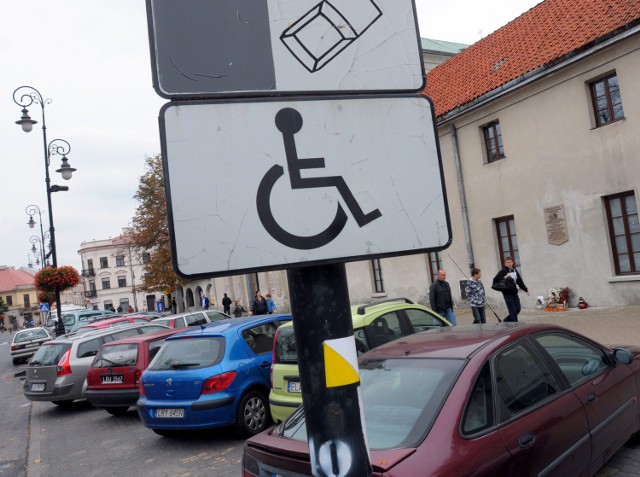 Część niepełnosprawnych została pozbawiona prawa do korzystania z abonamentu na parkowanie