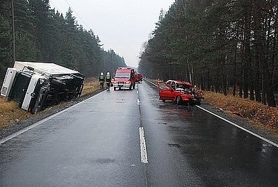4 osoby ranne w wypadku na DW 908 między Kaletami i Sośnicą