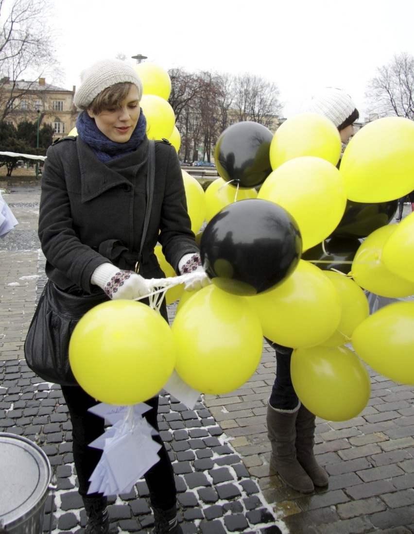 Happening: Zapowiedzieli Maraton Pisania Listów (ZDJĘCIA)