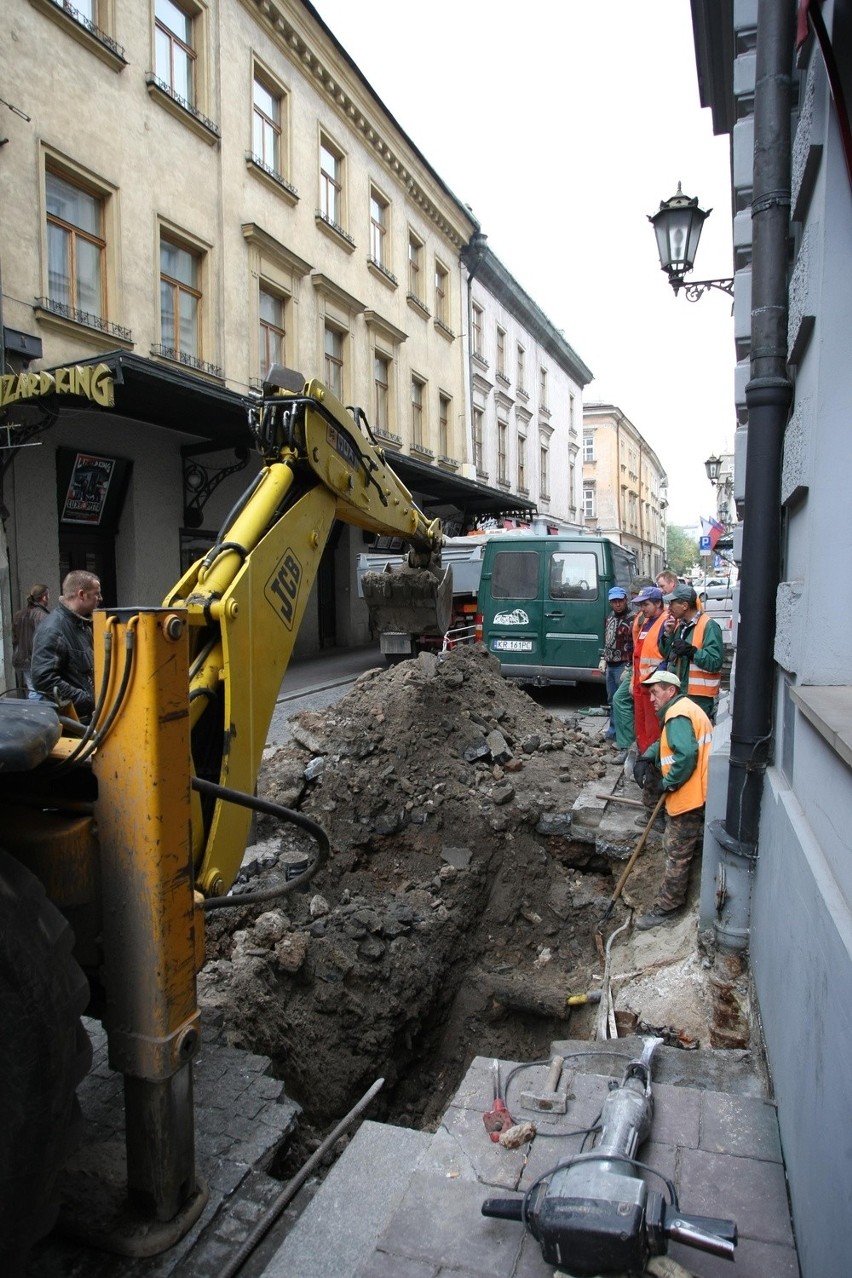 W Krakowie zapadła się ulica św. Tomasza [ZDJĘCIA]