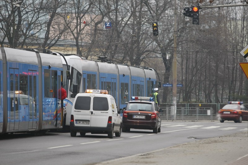 Zerwana trakcja na skrzyżowaniu Hubskiej i Glinianej. Jeżdżą autobusy zastępcze (ZDJĘCIA)