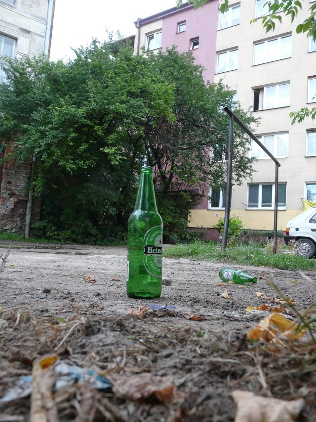 Osoby mieszkające przy ul. Lwowskiej 22 mają powody do narzekań - libacje są tutaj częste