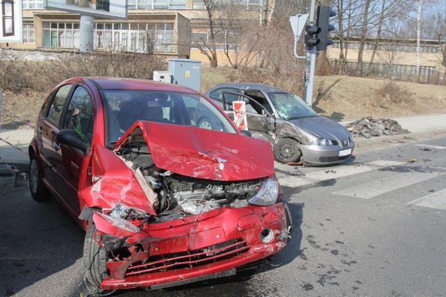 Do groźnego wypadku doszło na skrzyżowaniu Pojezierskiej i Hipotecznej w Łodzi.