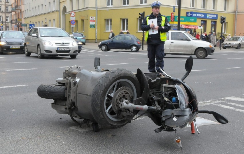 Wypadek na ul. Lipowej: Skuter zderzył się z mazdą (ZDJĘCIA)