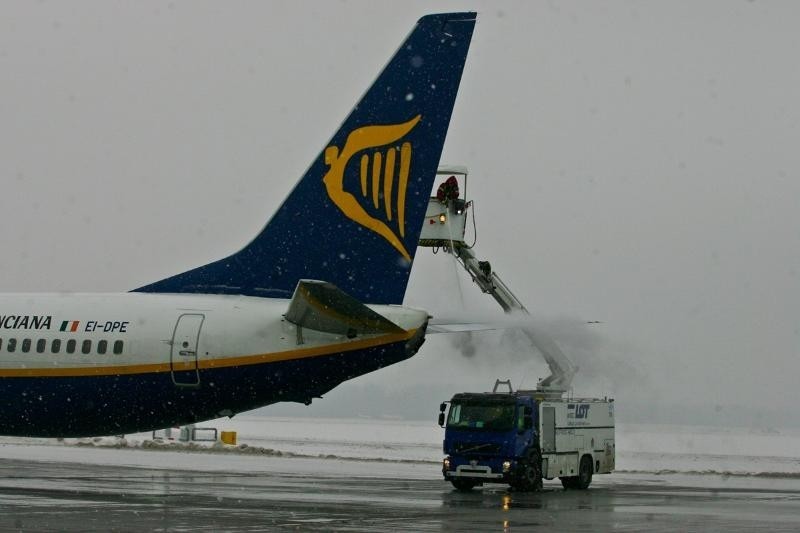 Wrocław: Na lotnisku w trzy minuty usuwają lód z samolotów (ZDJĘCIA, FILM)