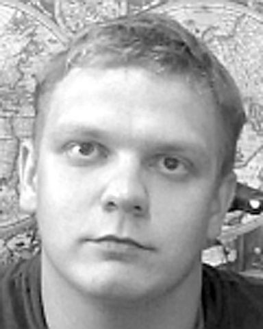 Adam Zarewicz: Ma 27 lat. Zaginął 16 października w Zamościu, gdzie ostatnio mieszkał. Mężczyzna ma 175 cm wzrostu i niebieskie oczy.Znak charakterystyczny to złamany przedni ząb. Utyka na lewą nogę.