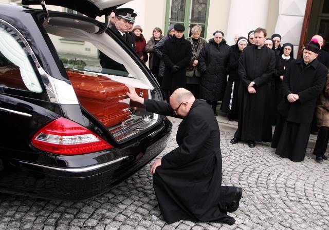 17.02.2011 Pierwszy dzień uroczystości pogrzebowych abpa Życińskiego. Trumna z ciałem zmarłego abpa została przewieziona z lubelskiego seminarium do kurii, a następnie na KUL N/z Ks. profesor Wojciech Życiński, brat zmarłego abpa