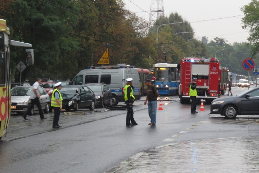 Wrocław: Pięć aut zderzyło się na Grabiszyńskiej. Zablokowały torowisko! (ZDJĘCIA)