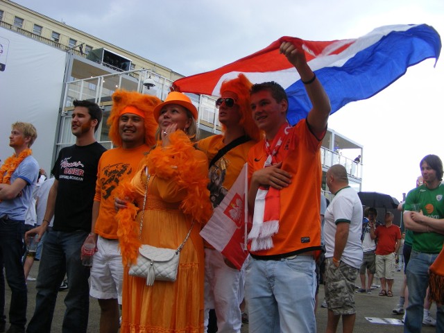 W centrum Poznania trwa wielka, piłkarska fiesta. Bawią się  najmłodsi i dorośli. Kibice znajdują radość, a gdy trzeba i pomoc