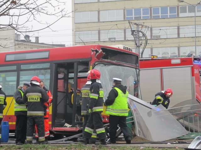 Wrocław: Autobus staranował przystanek na pl. Jana Pawła II. Jedna osoba nie żyje (ZDJĘCIA, FILM)