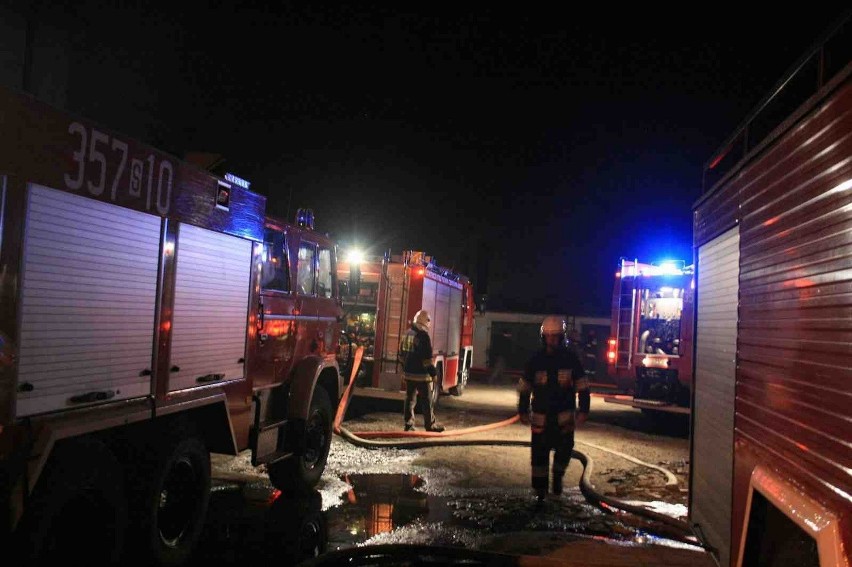 Strażacy gasili pożar w bloku przy ulicy Żareckiej i...
