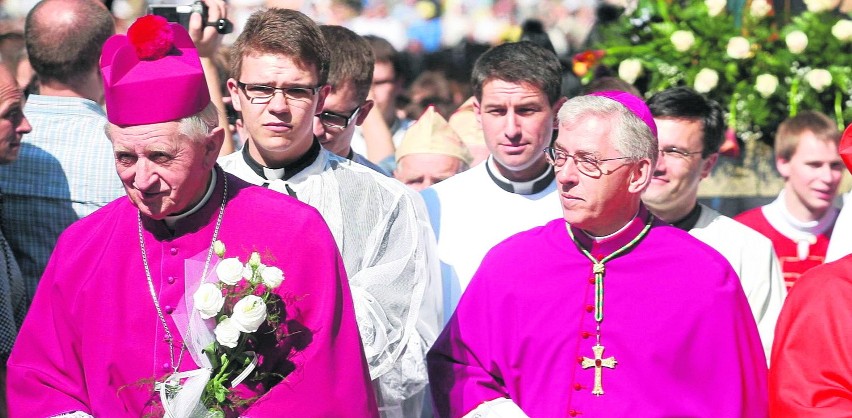 Stary i nowy arcybiskup - Damian Zimoń (z lewej) i Wiktor...