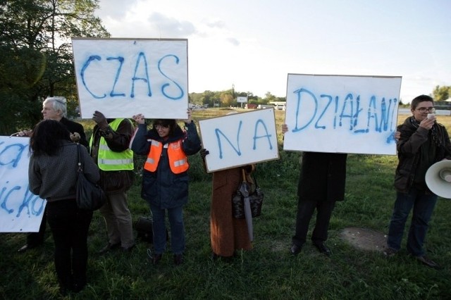 Happening mieszkańców, którzy domagają się budowy ulicy Nowonaramowickiej.