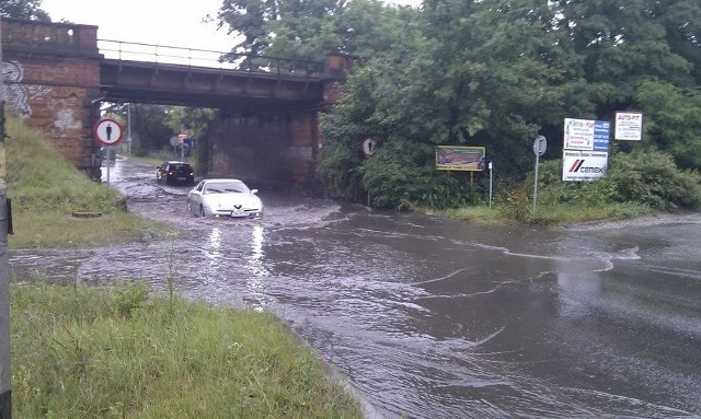 Sytuacja pod wiaduktem kolejowym, w miejscu gdzie ul. Borowska przechodzi w ul. Gen. Grota-Roweckiego