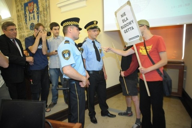 Protest anarchistów przeciw budowaniu kontenerów socjalnych.