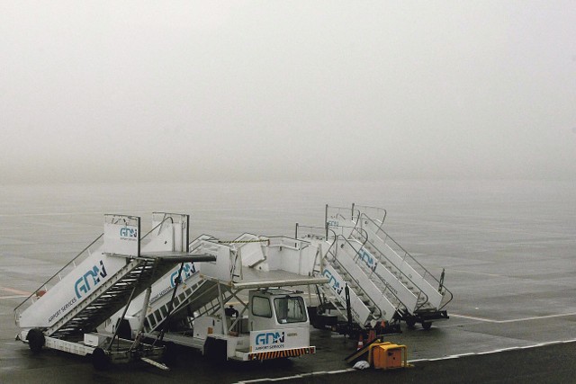 Pracownicy linii lotniczych twierdzą, że gdy pojawia się mgła, są bezradni