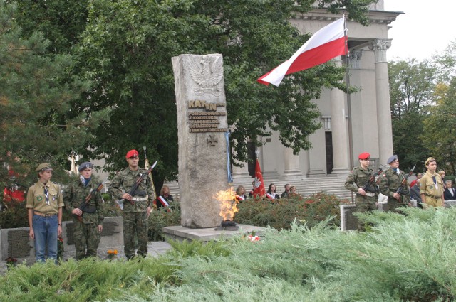 Kwiaty składane będą między innymi pod Pomnikiem katyńskim przy Łąkowej.