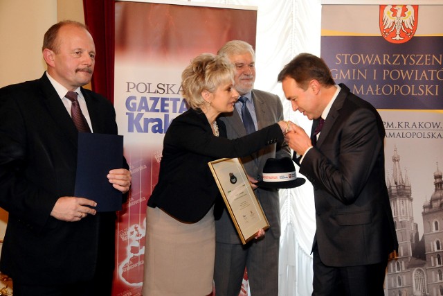 Bernadetta Podlińska, prezes Polskapresse o. Prasa Krakowska, wręcza nagrodę wójtowi Kocmyrzowa-Luborzyc, Markowi Jamborskiemu