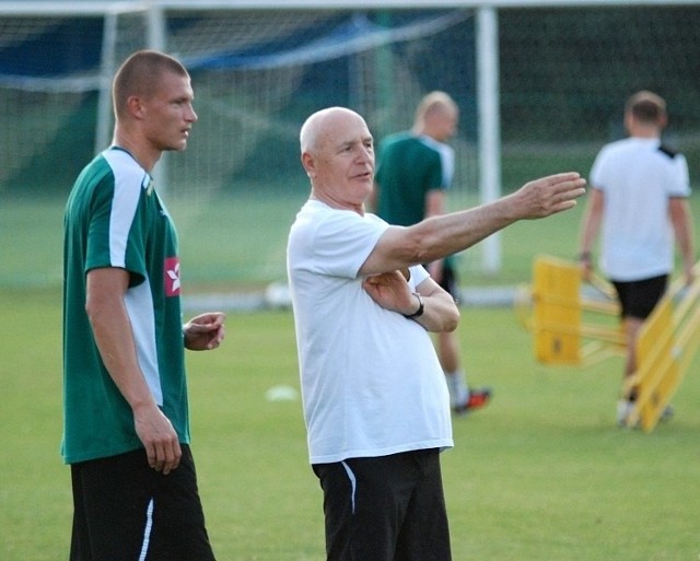 Trener Lenczyk pokazuje swoim podopiecznym drogę do Ligi Mistrzów