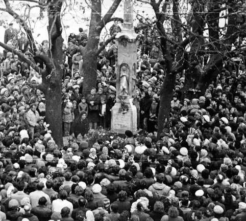 Tłum pilnował odbudowanego krzyża 24 kwietnia 1979 r.