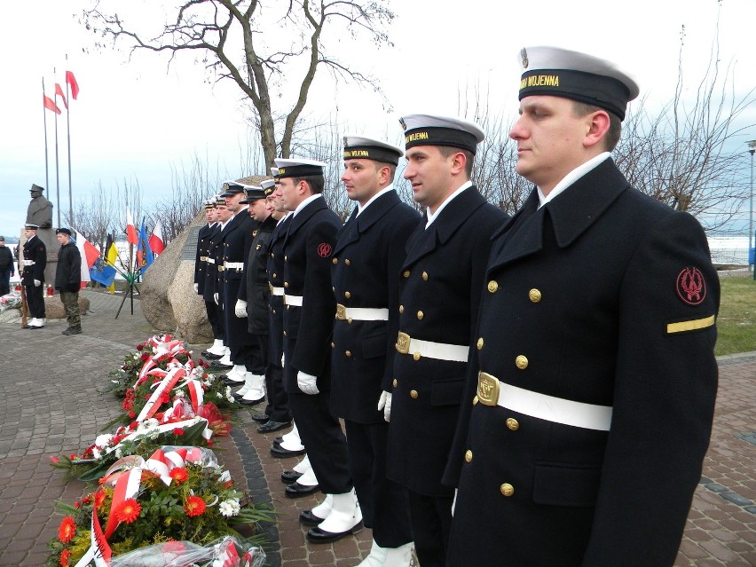 Zaślubiny Polski z morzem. Wieniec opuszczony z helikoptera na lód pokrywający Zatokę Pucką ZDJĘCIA