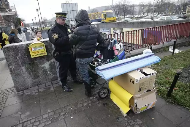 Stoiska znikały w czwartek z ulic Gdańska, bo handlarze uciekali przed Strażą Miejską. - Myśleliśmy, że te przepisy wchodzą w życie dopiero od stycznia - tłumaczyli się ci, którzy mieli rozłożone stoiska