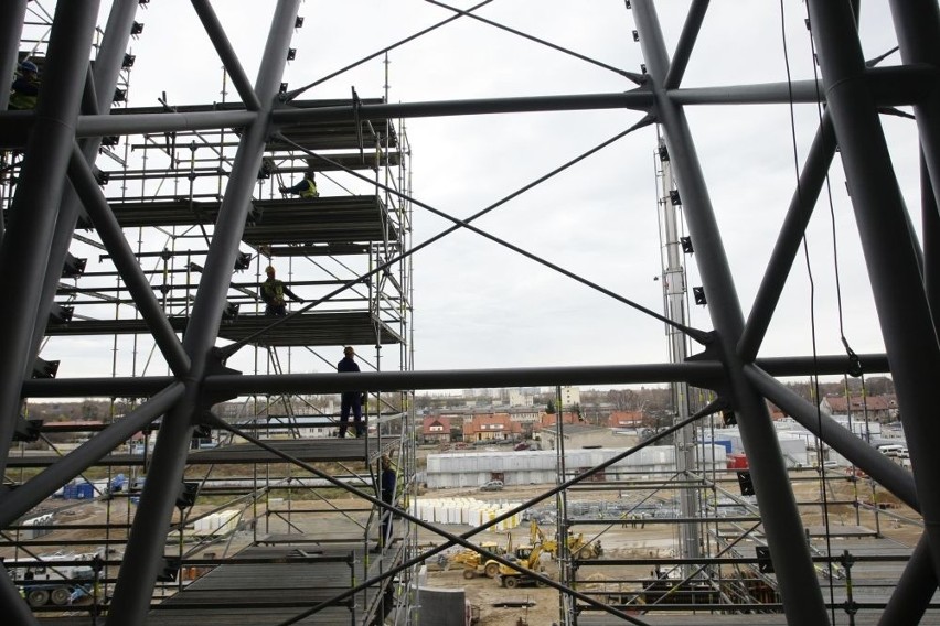 Gdański stadion rośnie. Zdjęcia wykonano 15 listopada 2010...