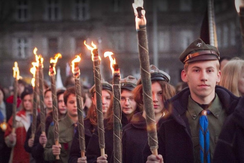 Świdnica: Marsz ku czci poległych pod Smoleńskiem (ZDJĘCIA)