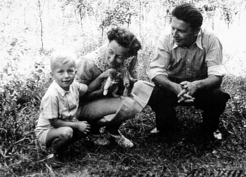Jan Miodek w wieku czterech lat (z rodzicami i kotkiem)