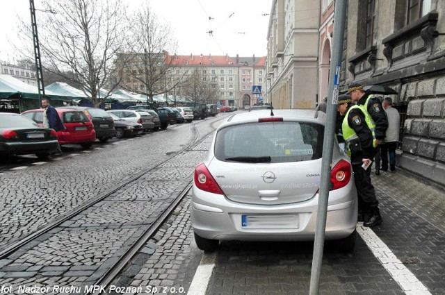 Źle zaparkowane samochody blokują przejazd tramwajom