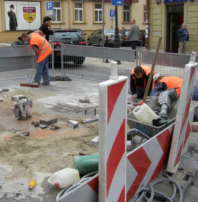 Kamieniarze zerwali wczoraj kostkę z fragmentu ulicy na wysokości ul. Urszulańskiej. Będą ją układać od nowa