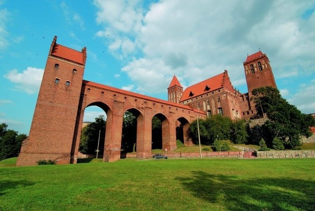 Zamek w Kwidzyniu - długi ganek wsparty na wysokich filarach prowadzi do wieży latrynowej, czyli tzw. gdaniska.