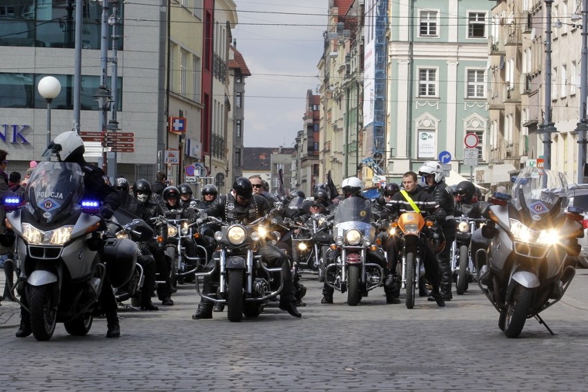 Wrocław: Sezon motocyklowy rozpoczęty! Ponad 200 maszyn przejechało przez miasto (MNÓSTWO ZDJĘĆ)