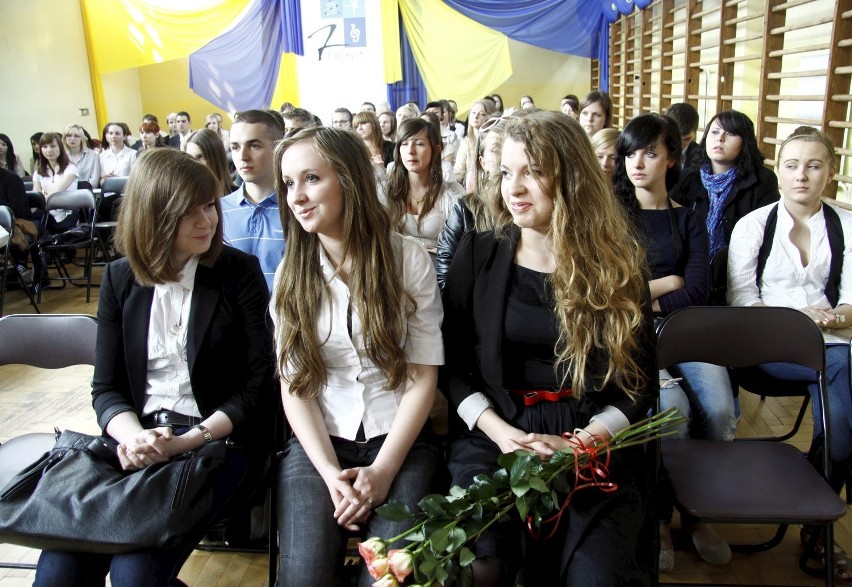Lublin: Maturzyści żegnają się ze szkołami (WIDEO)