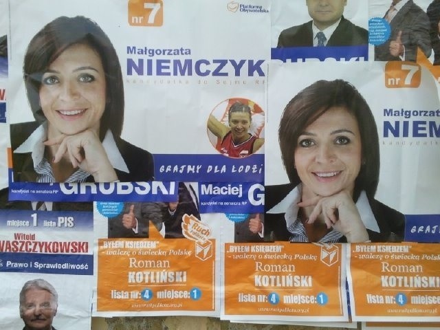 Na jednej z tablic w centrum Łodzi jest 14 warstw plakatów wyborczych.