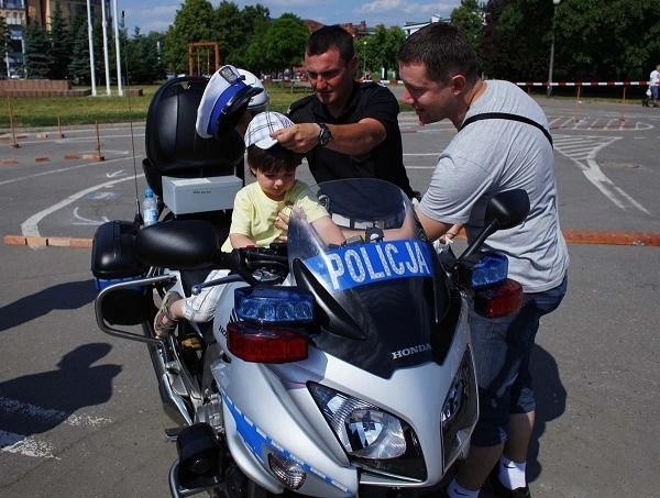 Poznań: Policjanci spełnili marzenie 11-letniego Bartka [ZDJĘCIA i FILM]