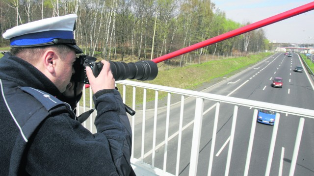 Policjanci w województwie śląskim dysponują sprzętem, który robi ostre zdjęcia z niemal kilometra